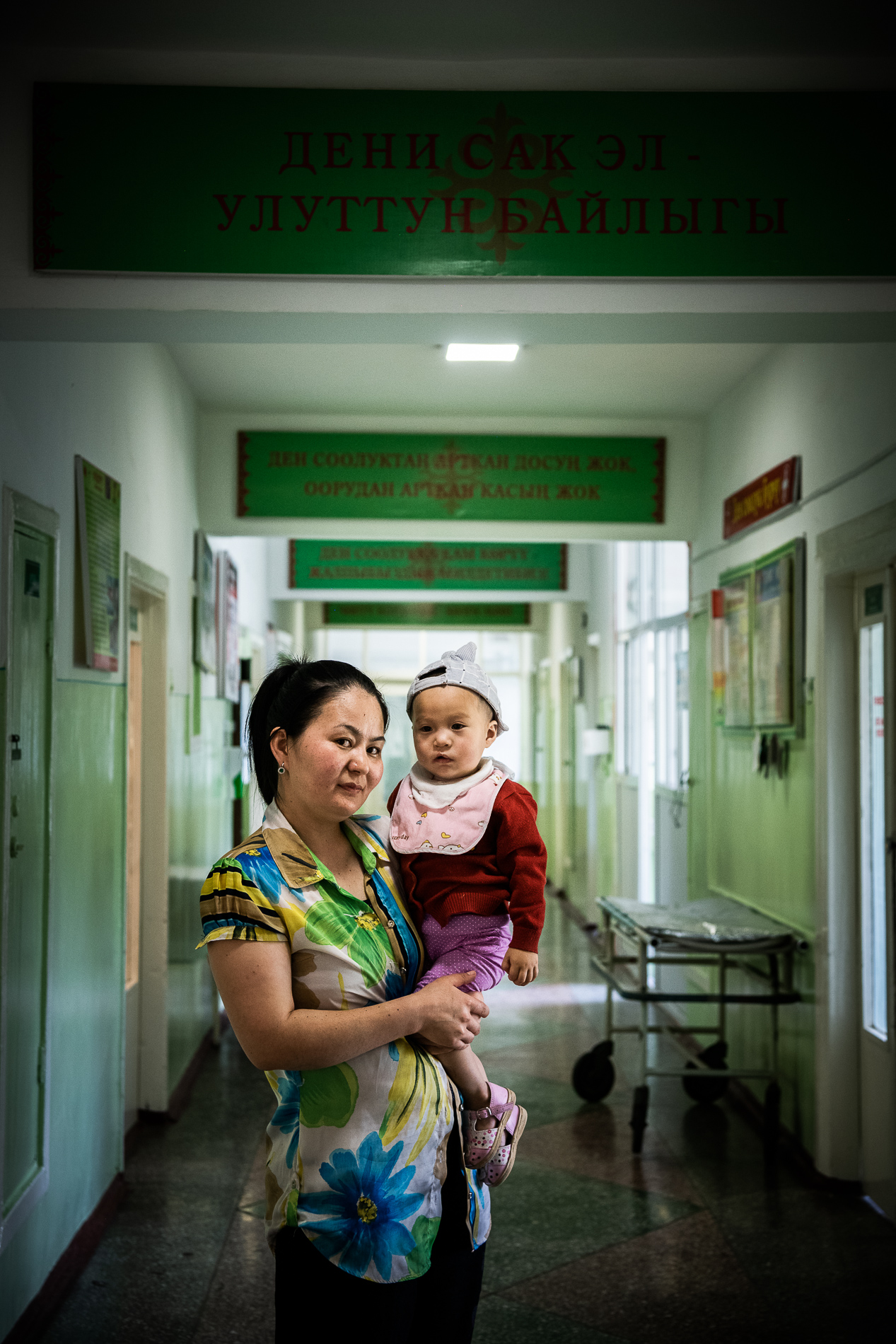 Mutter mit Kind in einer Klinik in Kirgistan