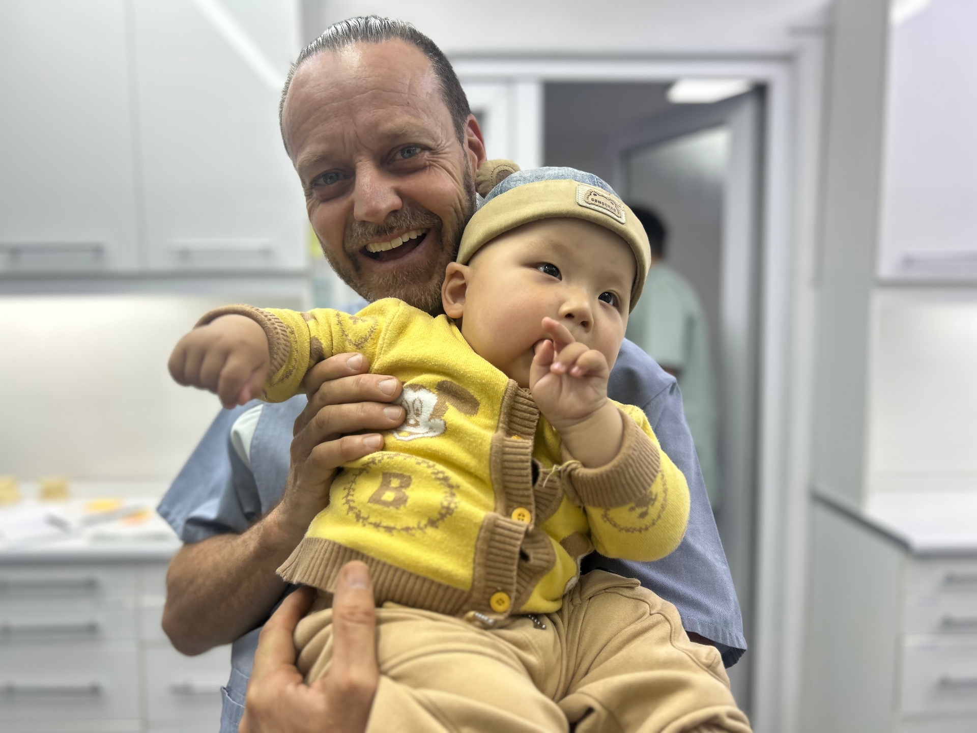 Dr. Marcel Frei mit einem Säugling in der Klinik in Kirgistan