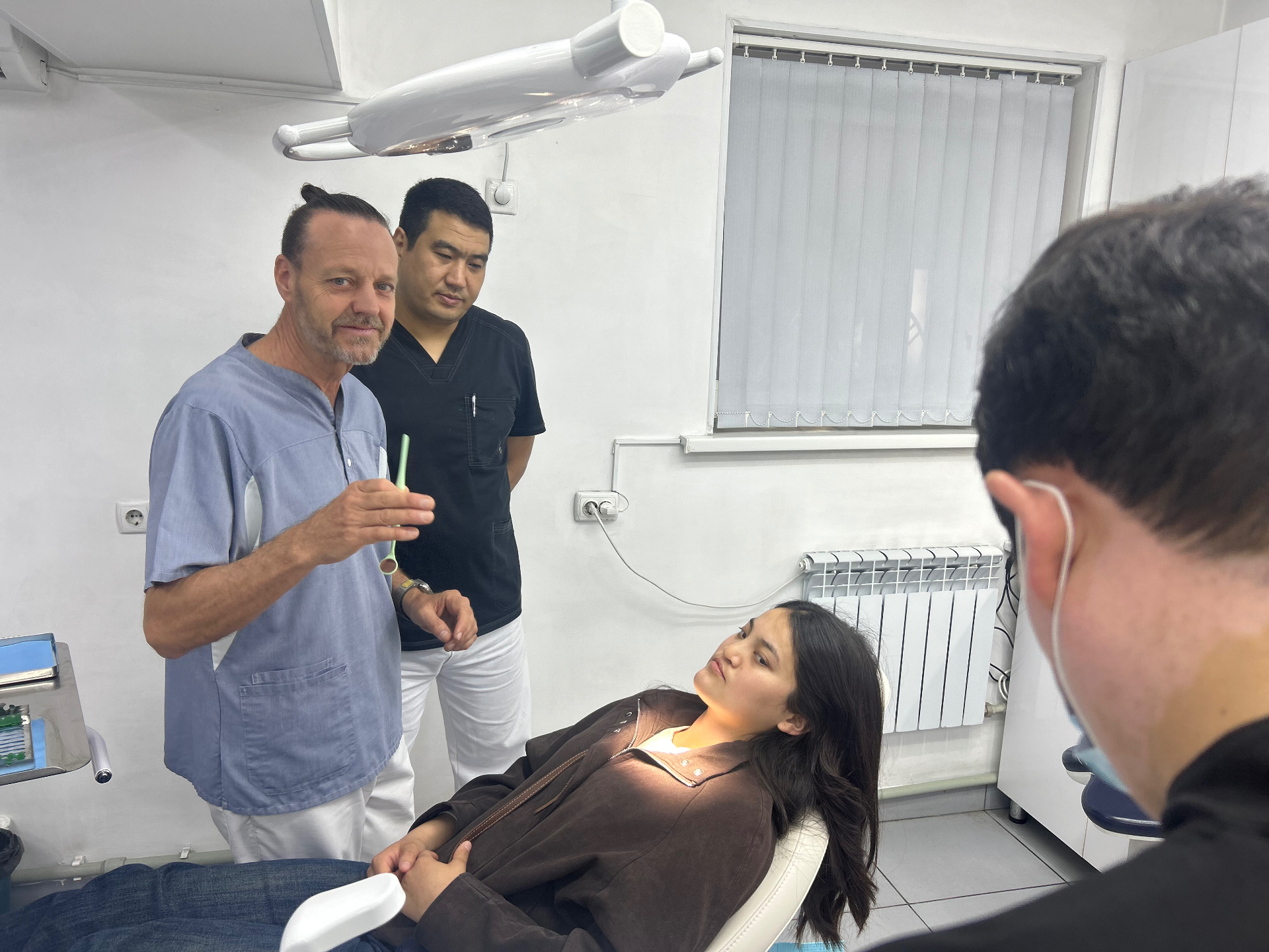 Dr. Marcel Frei bei der Patientenberatung in Kirgistan