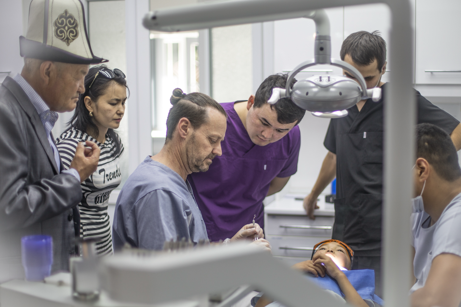Dr. Marcel Frei beim kieferorthopädischen Eingriff in Kirgistan