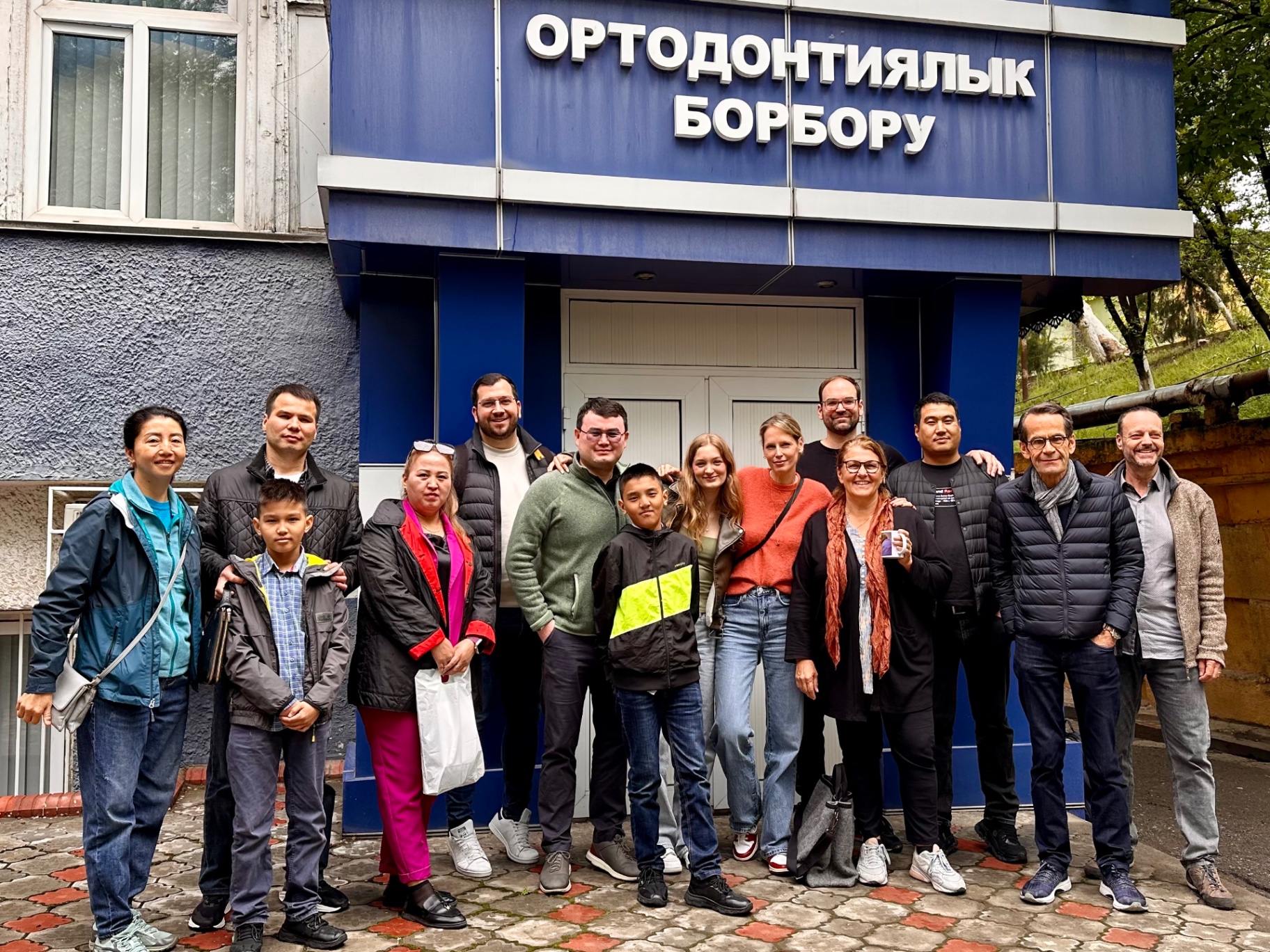 Humanitärer Einsatz Kirgistan – Team vor dem Ortodontiyalyk Borboru