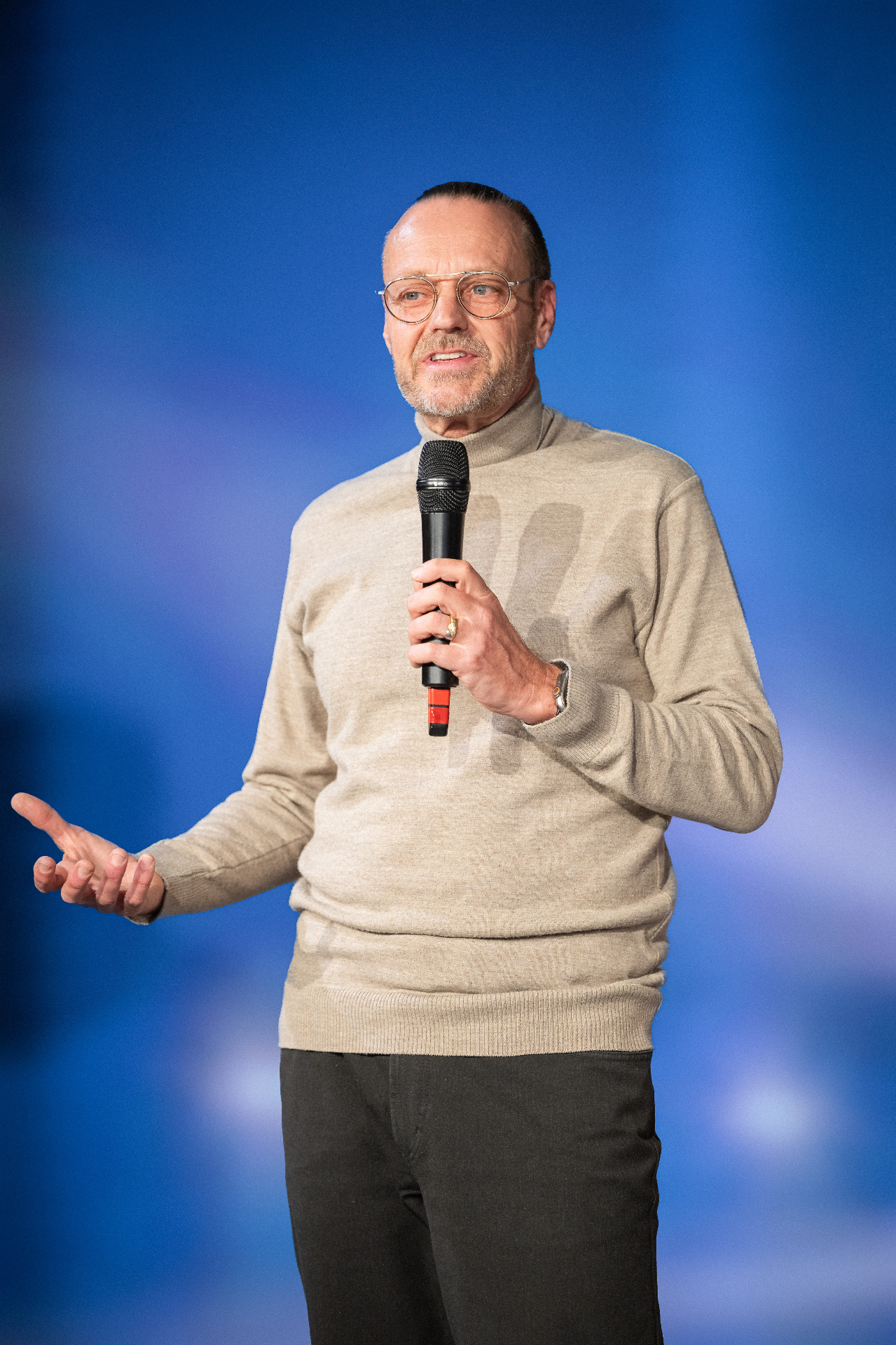 Dr. Marcel Frei auf der Speaker-Slam-Bühne